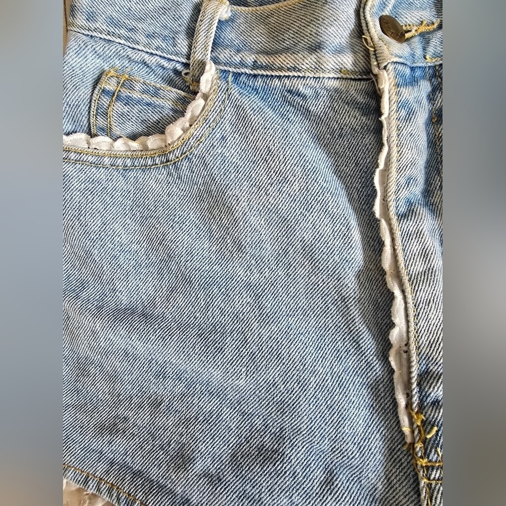 Vtg 90s Paris Blues Denim Shorts Lace Eyelet Trim 2" Inseam Size 26 - Picture 3 of 10